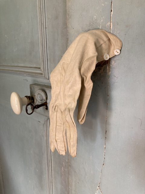 sacy glove door